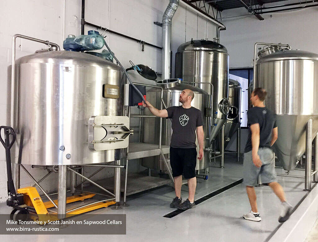 Mike Tonsmeire y Scott Janish  planeando la distribución de su equipo en la cervecería Sapwood Cellars.